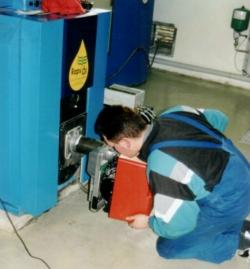 Raps&ouml;l betriebenes Blockheizkraftwerk (BHKW)